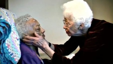 Woman helps dementia paitent